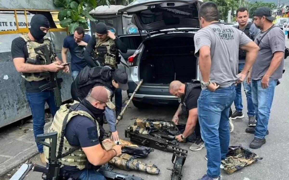 Polícia prende suspeitos de negociar armas furtadas de arsenal do Exército.