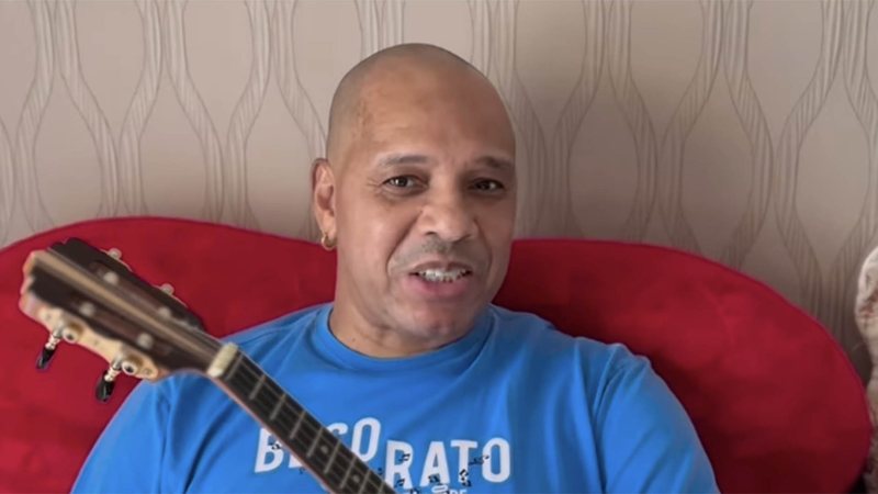 Anderson Leonardo, vocalista do Molejo, está consciente, mas requer cuidados